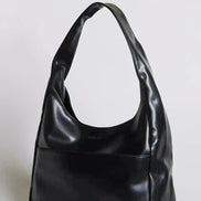 Interior pocket layout of leather bucket bag