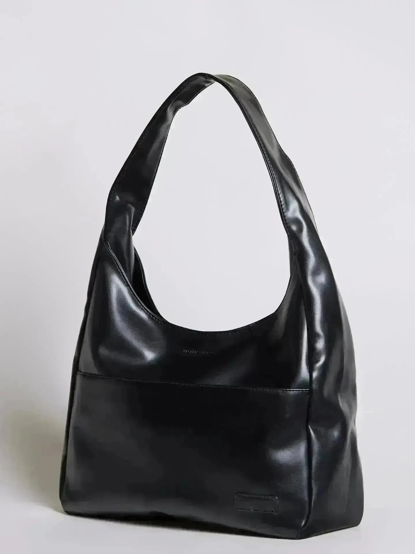 Interior pocket layout of leather bucket bag
