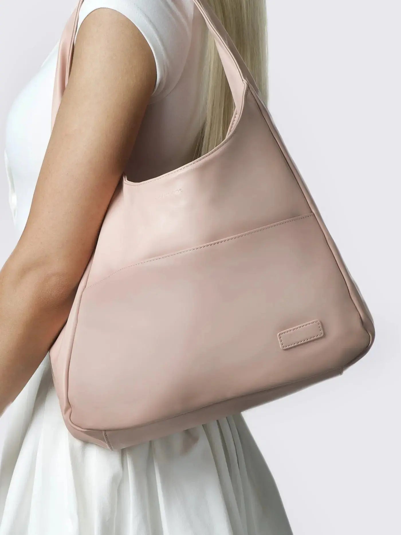 Everyday BB Bag – Leather Bucket Bag with Laptop Fit